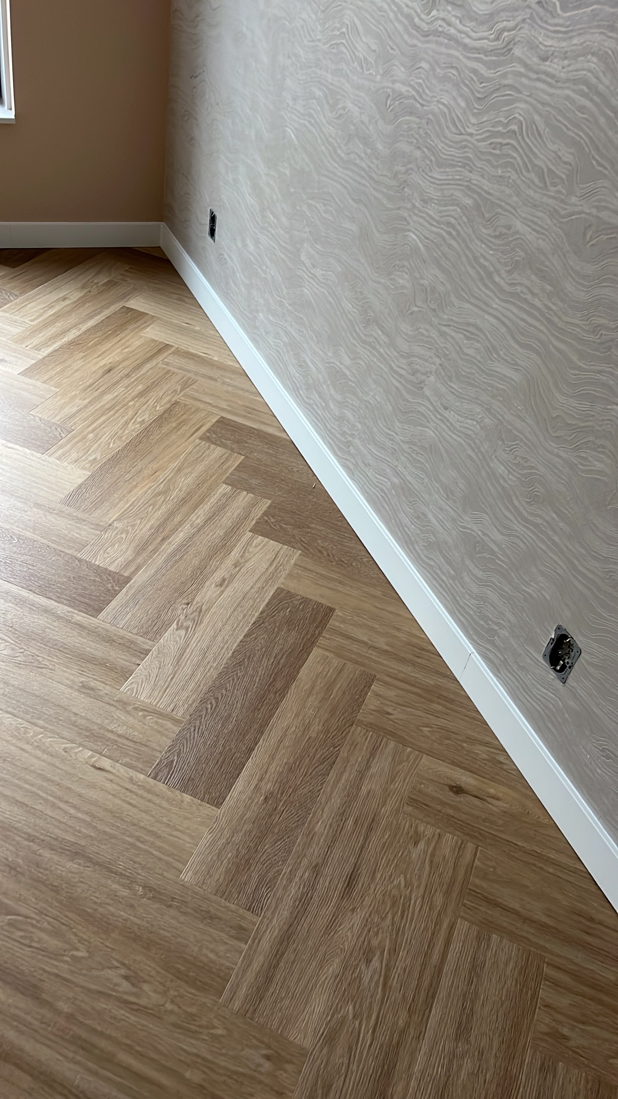 Plinten zetten inc. afkitten