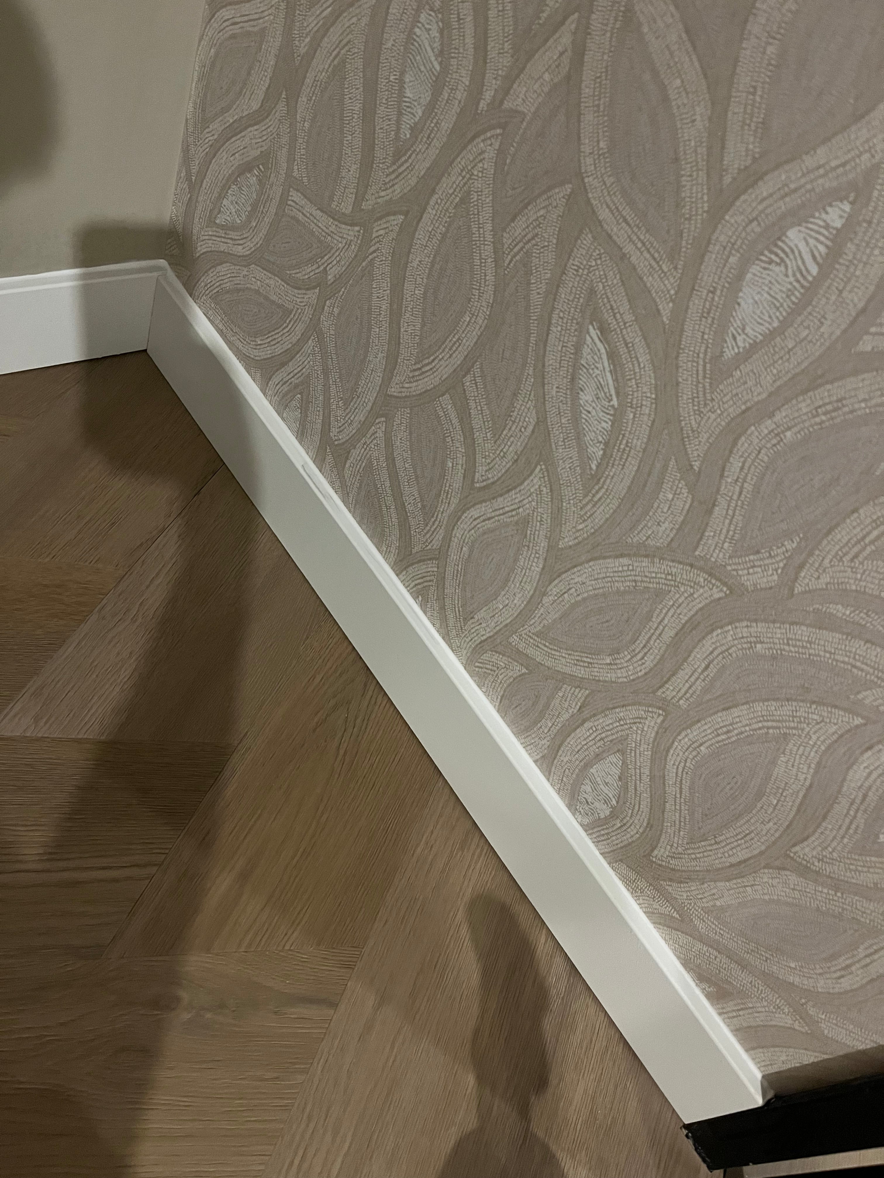 Plinten zetten inc. afkitten