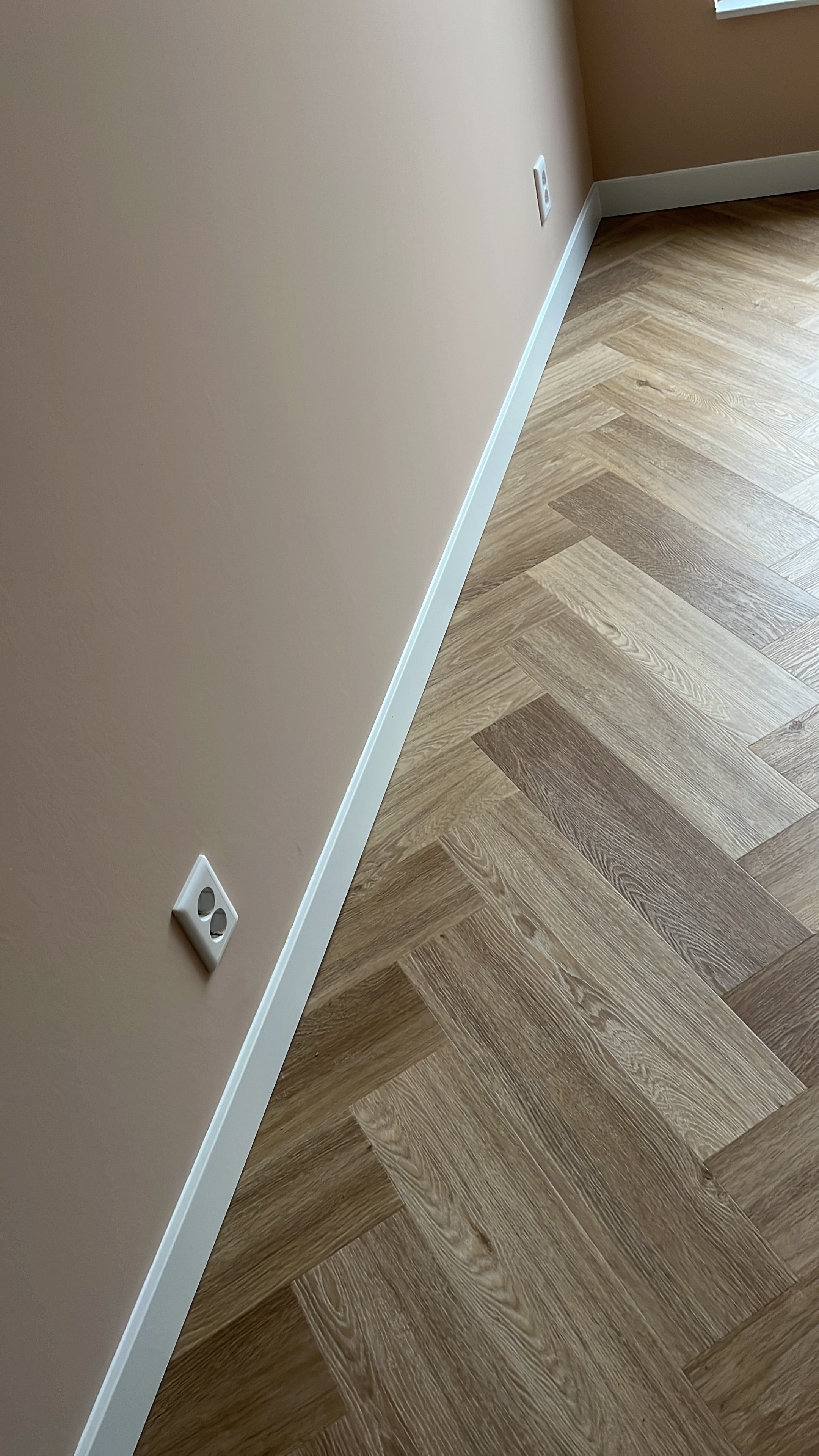 Plinten zetten inc. afkitten